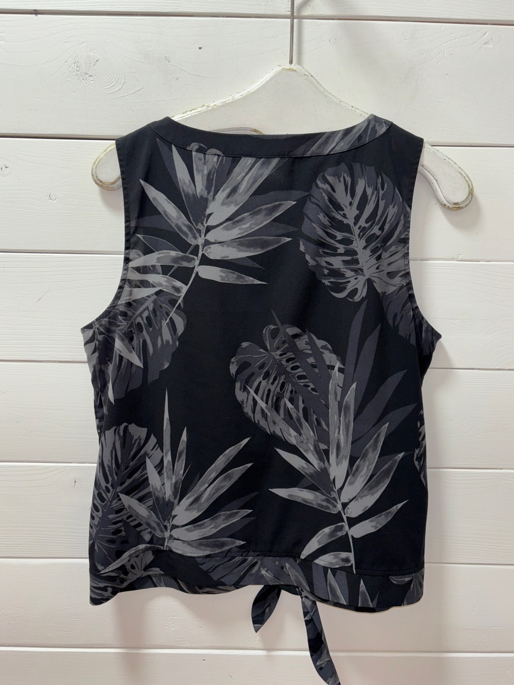 FIG Lightweight Tropical Sleeveless Tie-Front Top – Size M - Picture 5 of 8